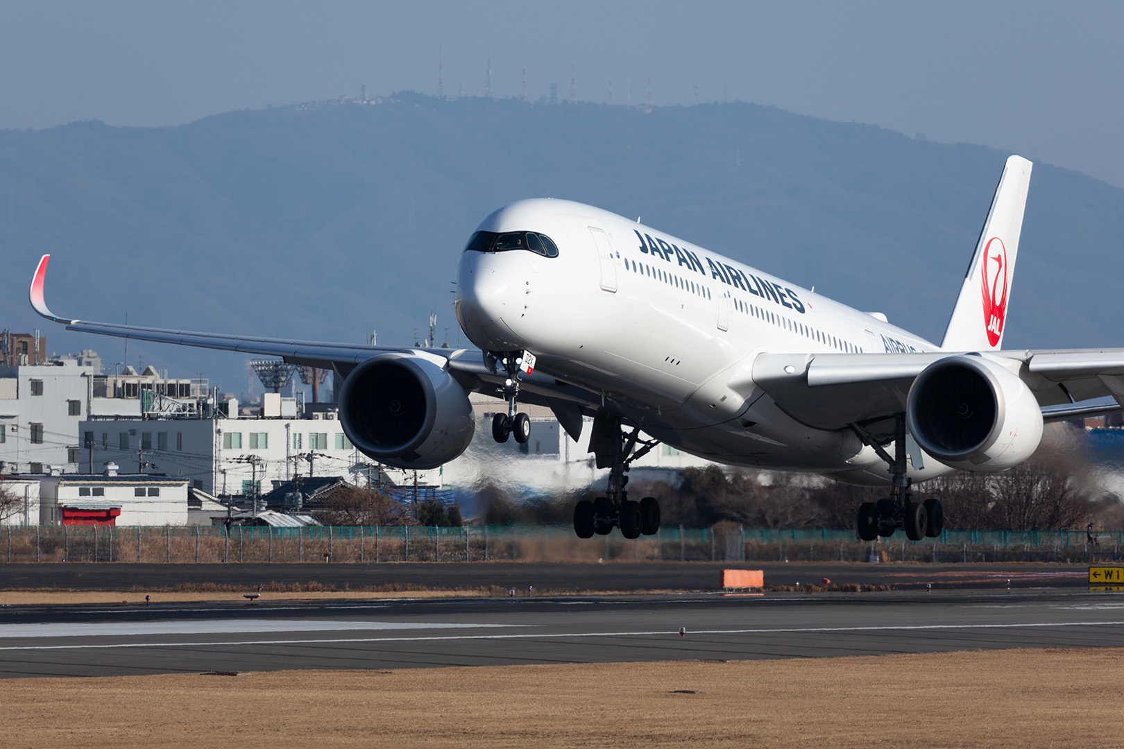 エアバスＡ３５０ 着陸（大阪空港）_a0003166_14422162.jpg