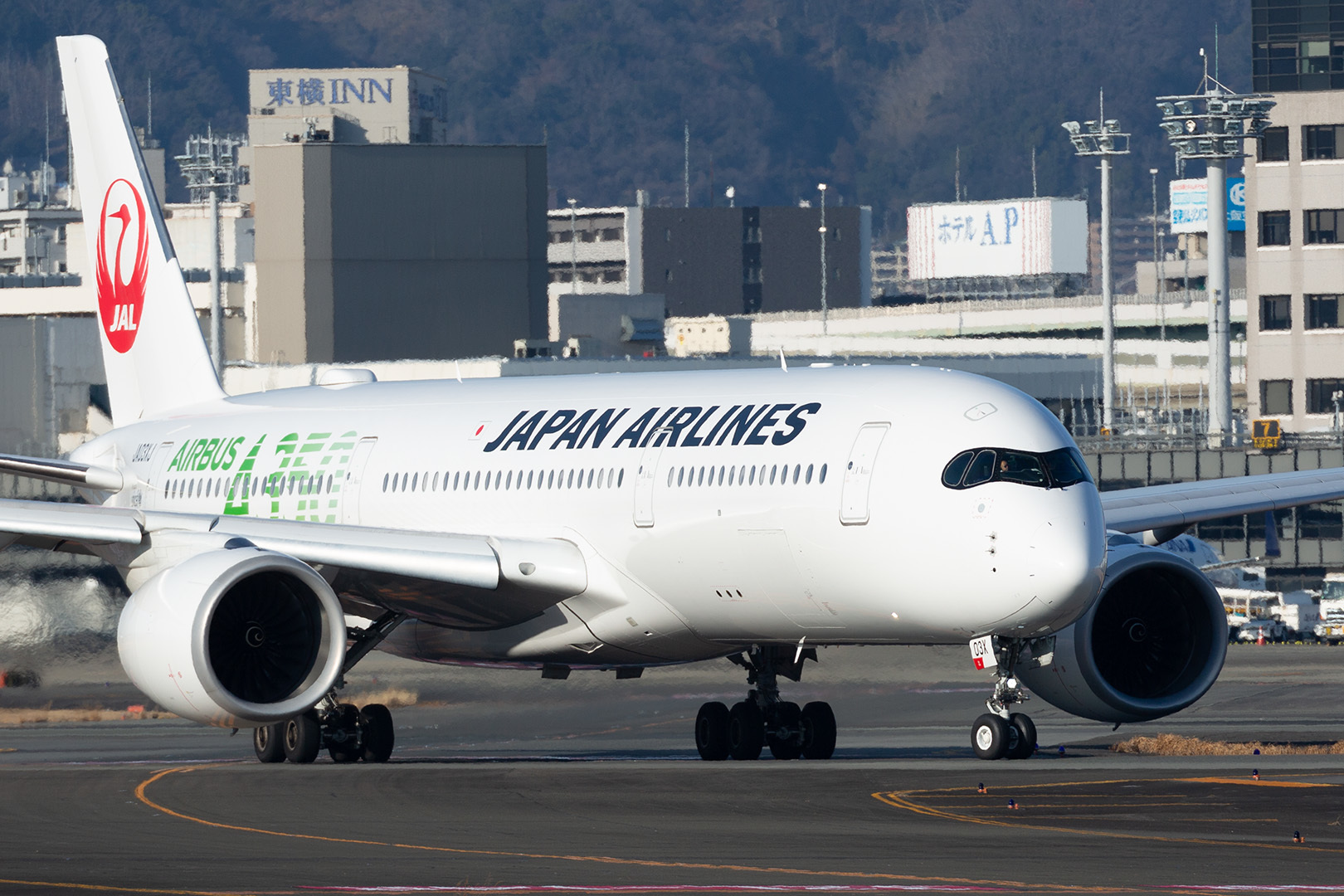 エアバスＡ３５０ タキシング（大阪空港）_a0003166_14434120.jpg