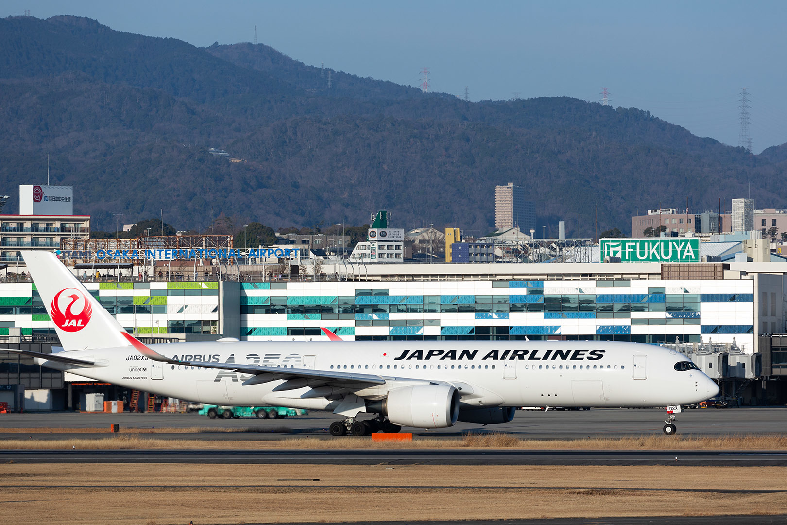 エアバスＡ３５０ タキシング（大阪空港）_a0003166_14434205.jpg