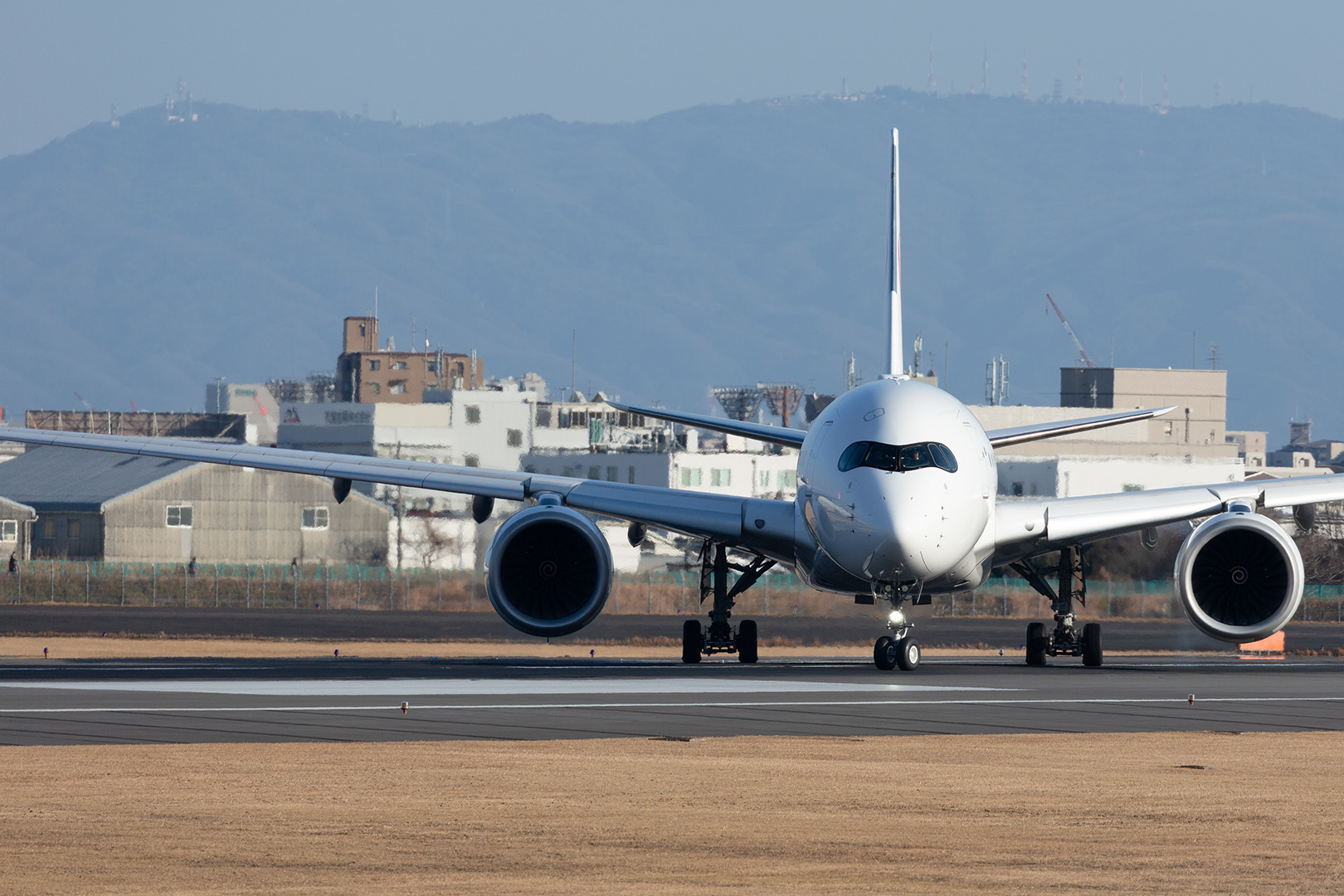 エアバスＡ３５０ タキシング（大阪空港）_a0003166_14434262.jpg