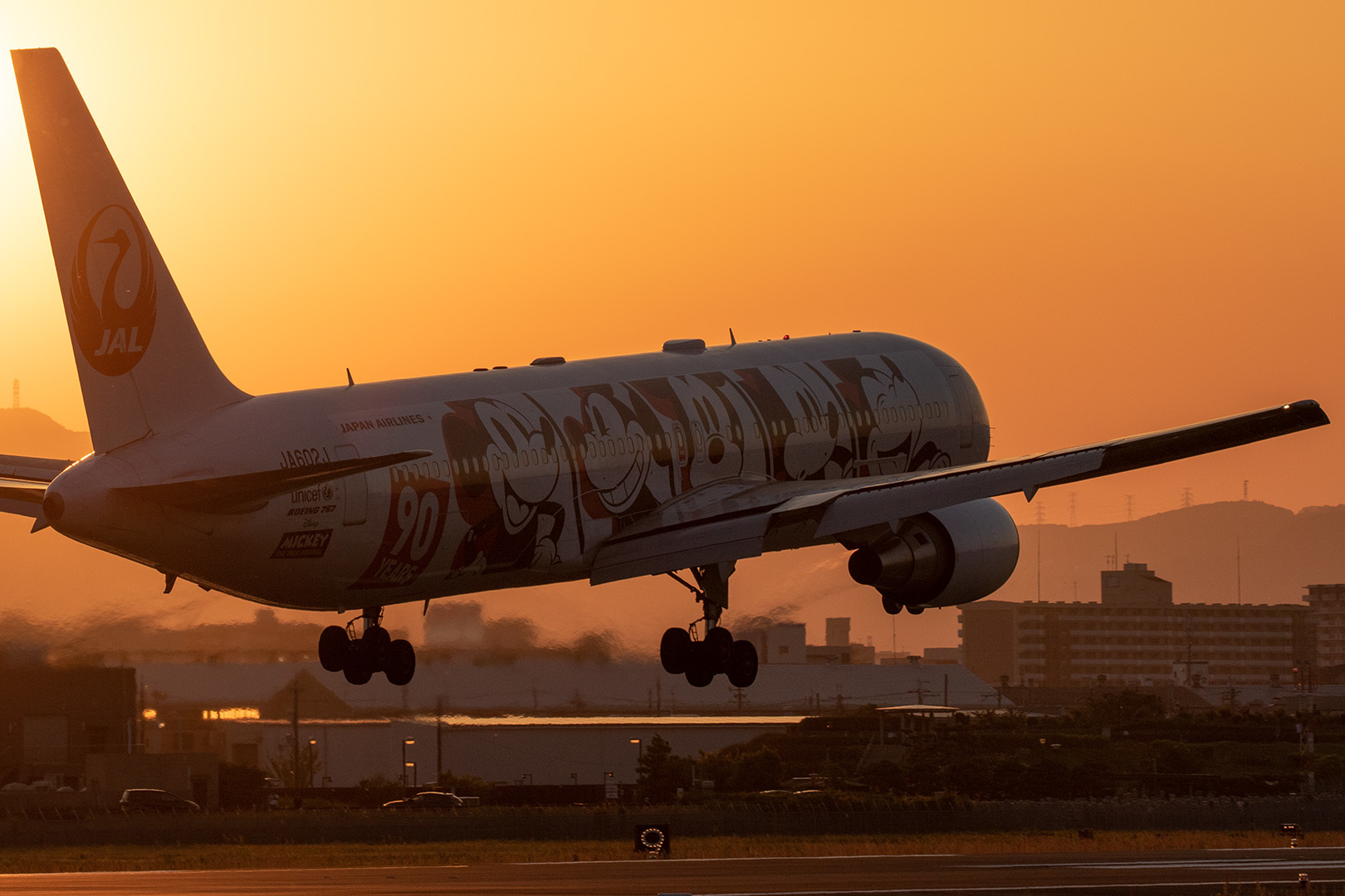 JAL DREAM EXPRESS 90　（伊丹空港、夕焼け）_a0003166_14563135.jpg