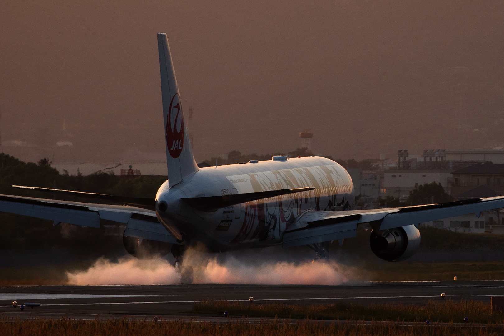 JAL DREAM EXPRESS 90　（伊丹空港、夕焼け）_a0003166_14563199.jpg
