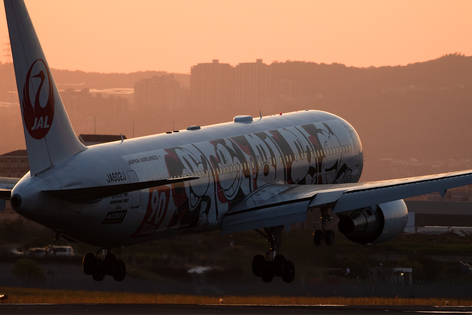JAL DREAM EXPRESS 90　（伊丹空港、夕焼け）_a0003166_14563239.jpg