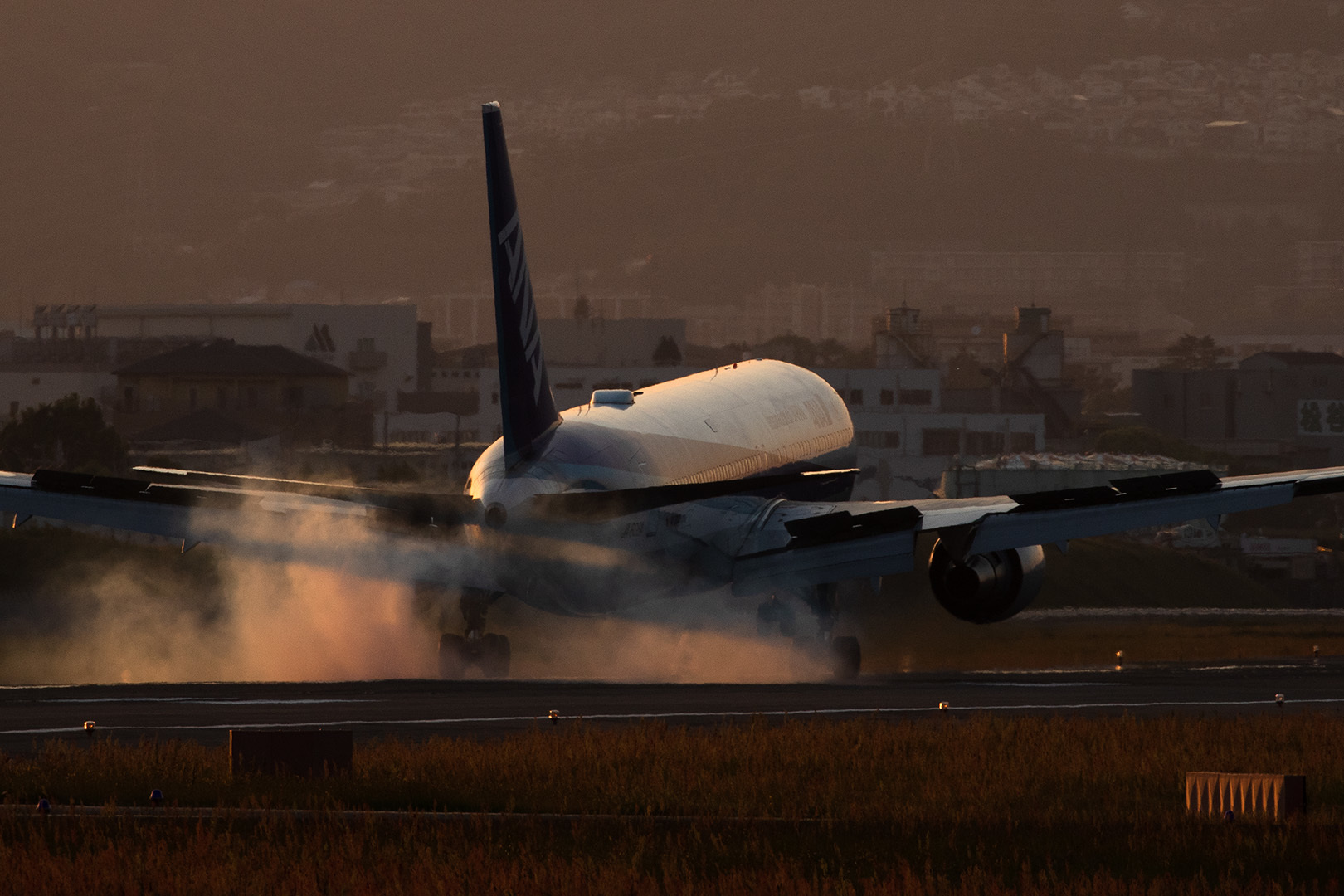 飛行機 夕焼け（伊丹空港、千里川）_a0003166_15054948.jpg