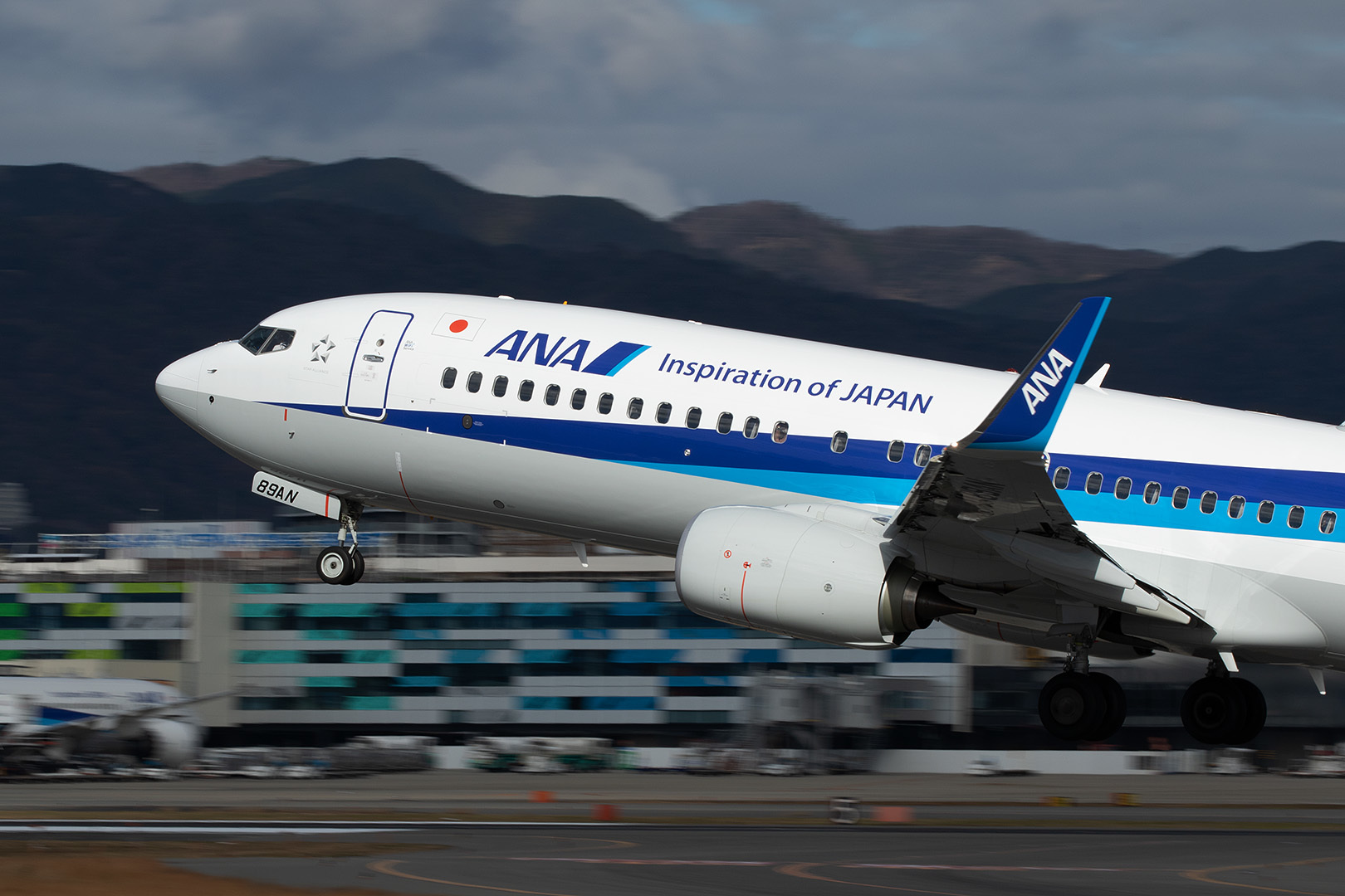 滑走路だけ光が当たった （伊丹空港、伊丹スカイパーク）_a0003166_15503374.jpg
