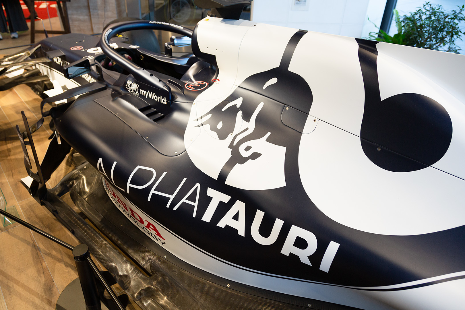 Honda ウエルカムプラザ青山　Ｆ１展示_a0003166_16141607.jpg