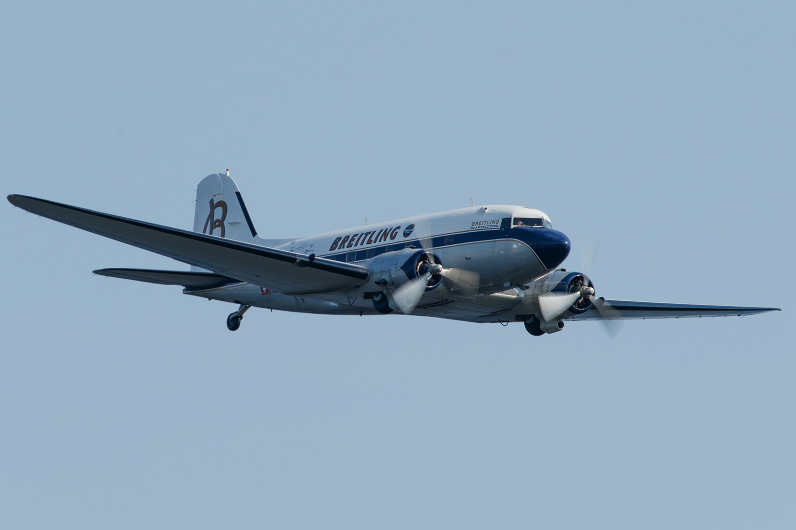 零戦、ＤＣ３、ヘリなど　（レッドブルエアレース）_a0003166_1657338.jpg