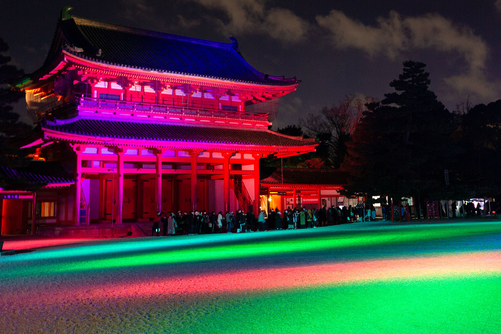 平安神宮の門 冬のライトアップ_a0003166_17190089.jpg