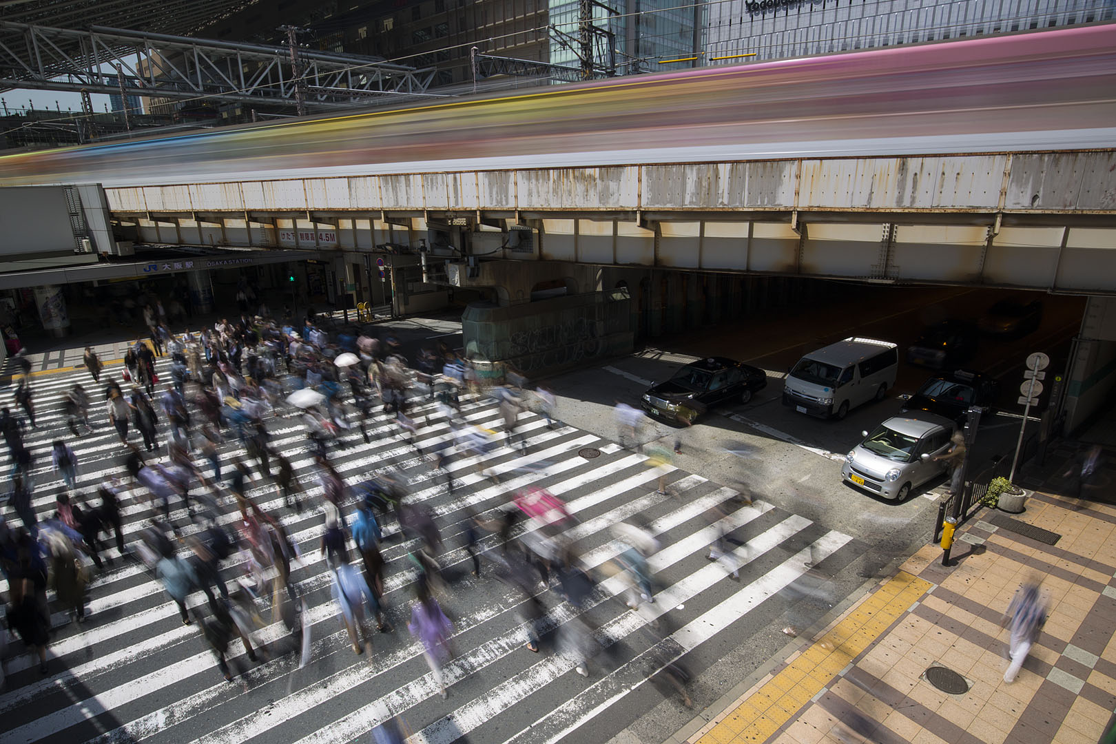 ＪＲ大阪駅前の横断歩道_a0003166_1754633.jpg