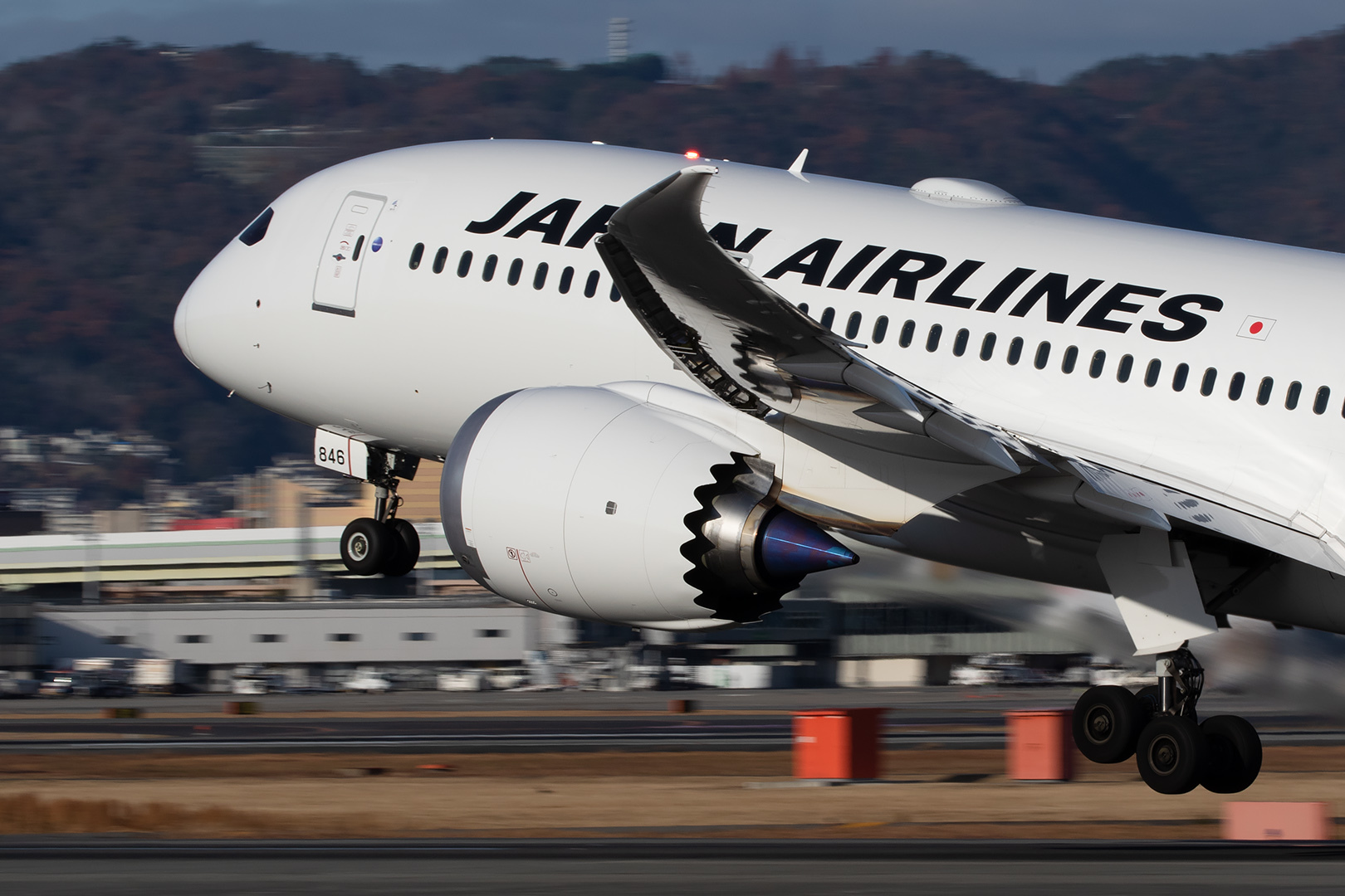 伊丹空港 JAL B787 その２_a0003166_18051349.jpg