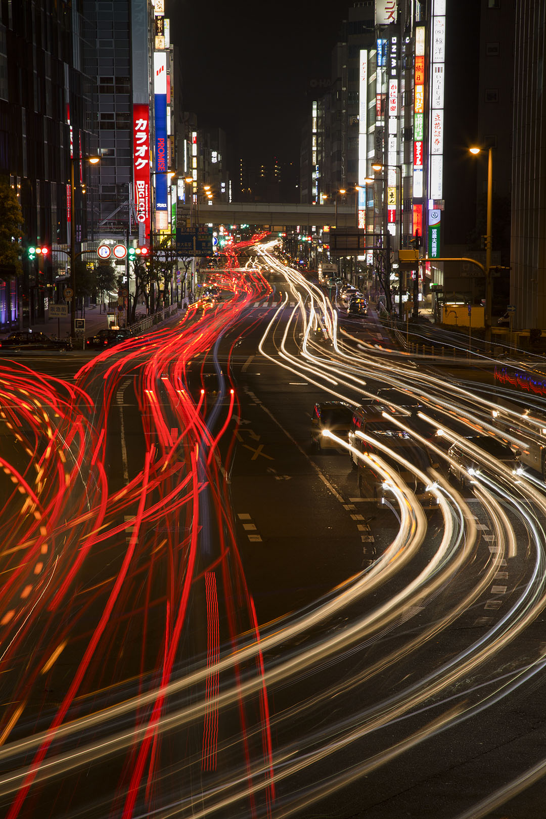 夜の道路　（阪急百貨店の前）_a0003166_18354157.jpg