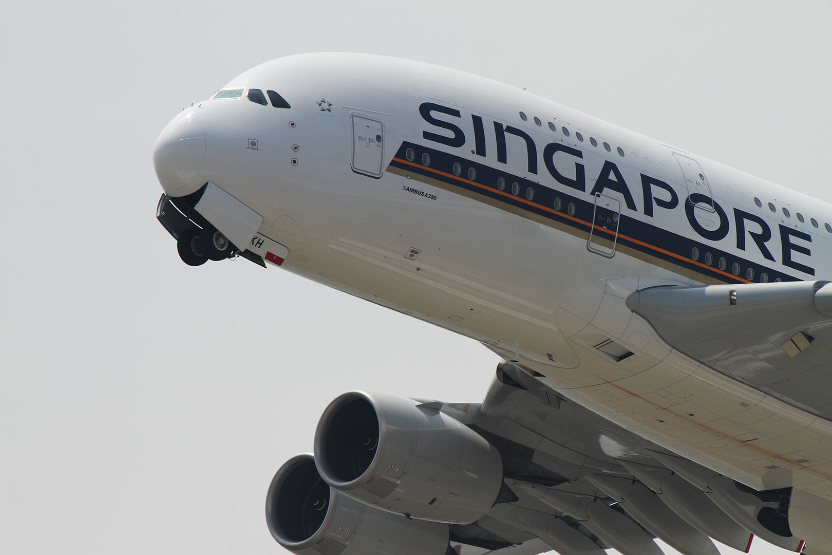 ３機のエアバスＡ３８０　（関空、8/13）_a0003166_19453298.jpg