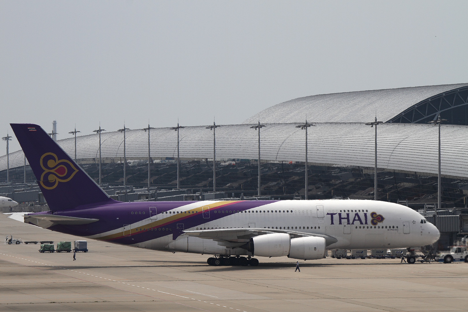 ３機のエアバスＡ３８０　（関空、8/13）_a0003166_19482018.jpg