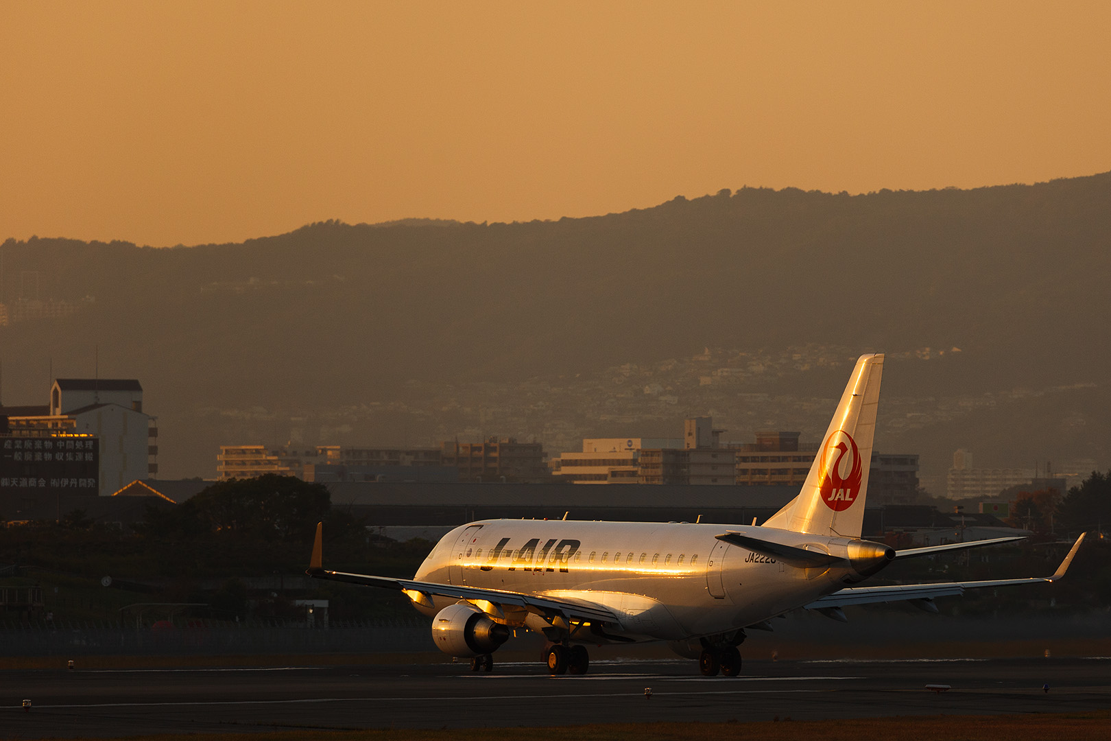 飛行機　（伊丹空港 千里川）_a0003166_21205063.jpg