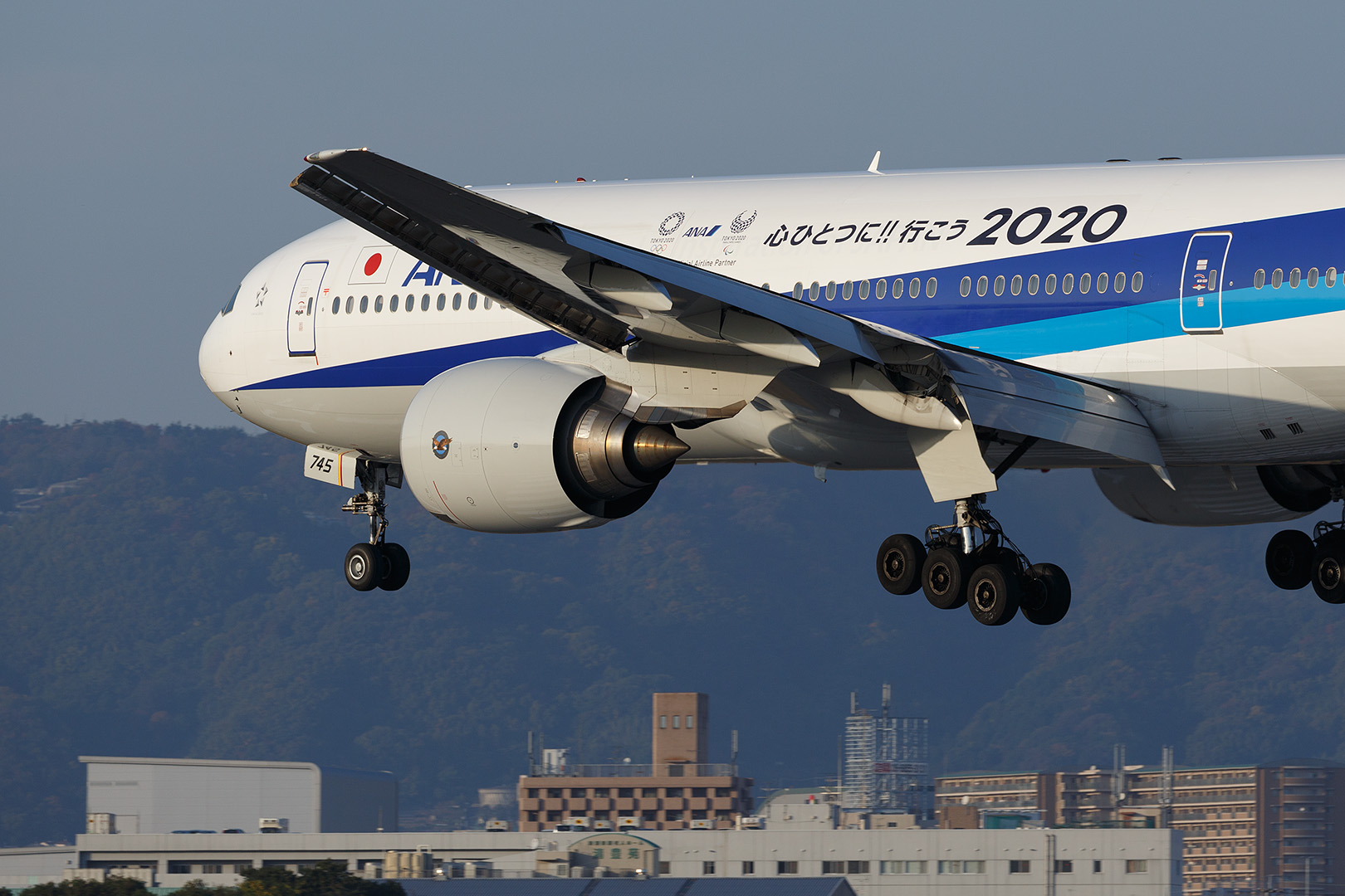 飛行機　（伊丹空港 千里川）_a0003166_21205396.jpg