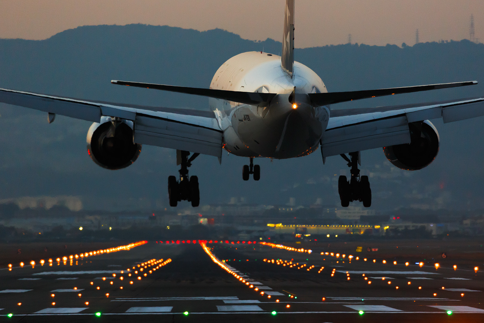 飛行機　（伊丹空港 千里川）_a0003166_21205917.jpg