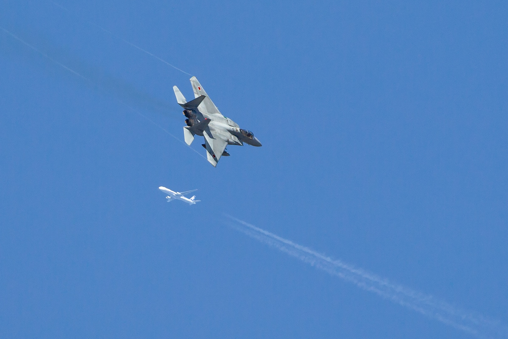 F-15と旅客機が接近！？ （エアフェスタ浜松）_a0003166_21210064.jpg