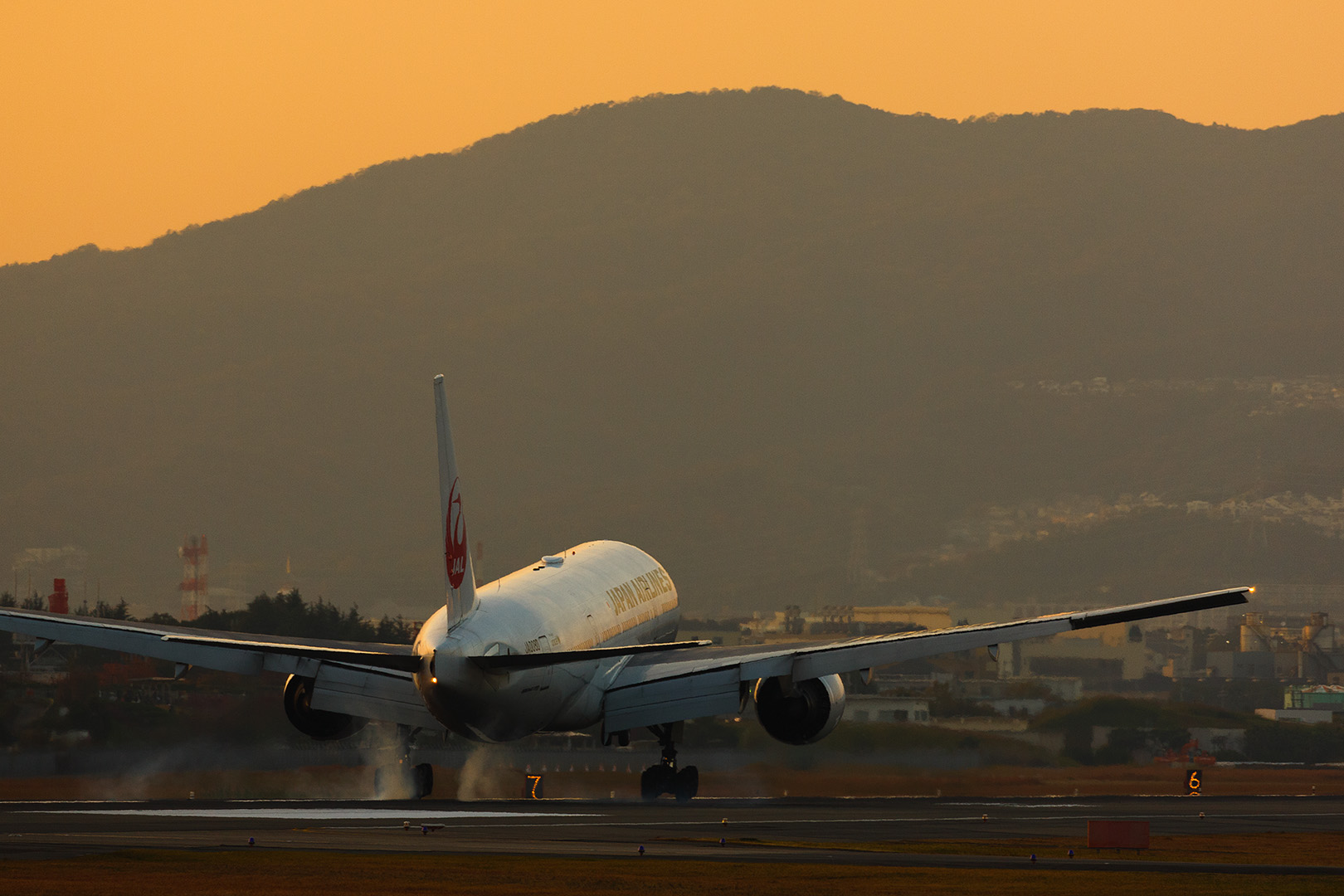 飛行機　（伊丹空港 千里川）_a0003166_2121330.jpg