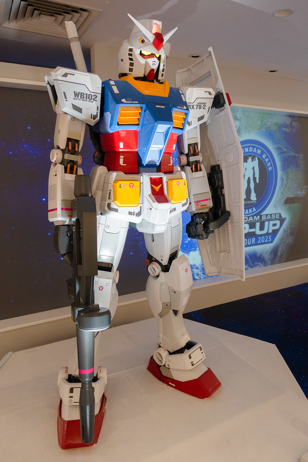 大丸梅田店 いろんな像（ガンダム、マクロス、ゴジラ、悟空、ミャクミャク）_a0003166_21353881.jpg
