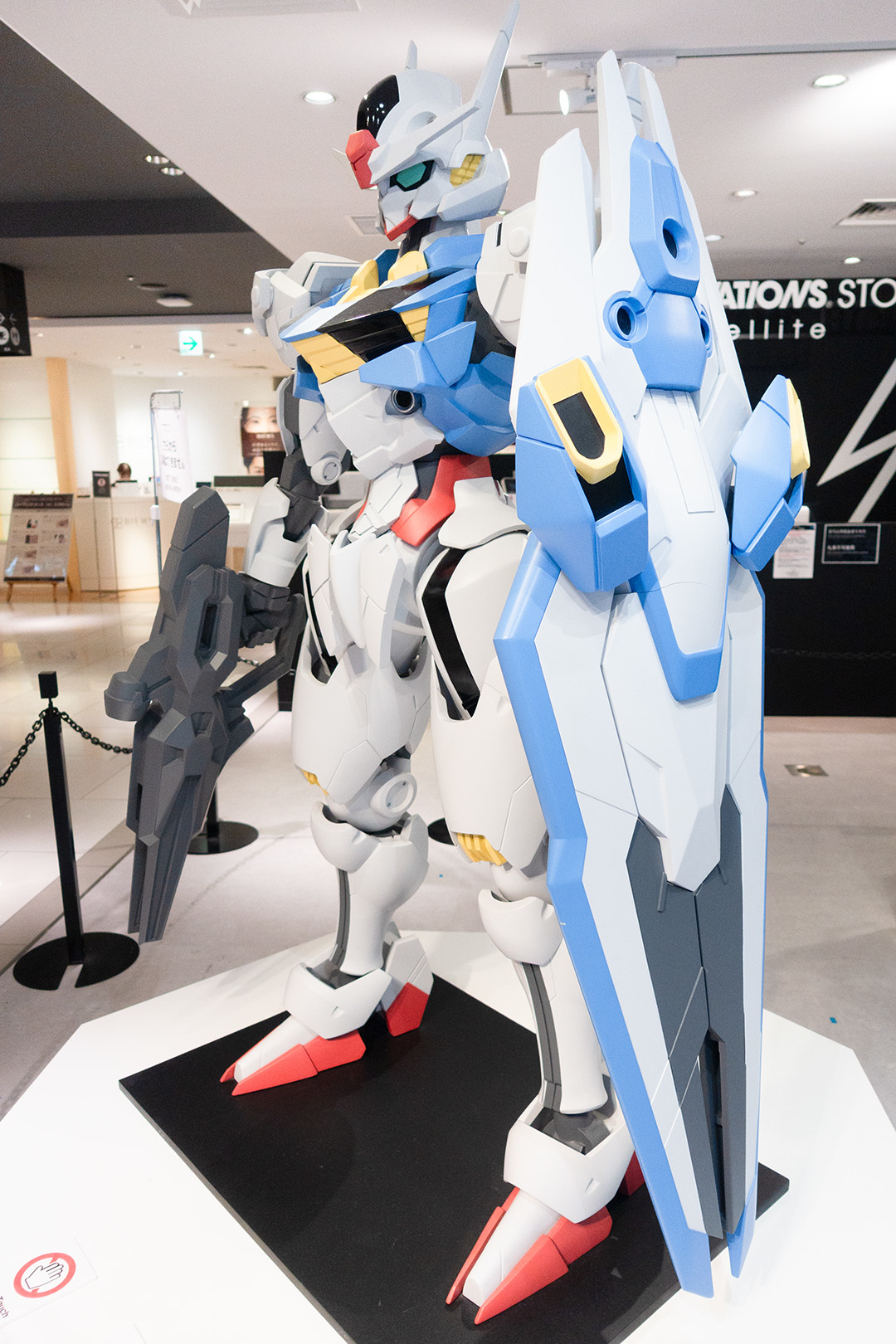 大丸梅田店 いろんな像（ガンダム、マクロス、ゴジラ、悟空、ミャクミャク）_a0003166_21361045.jpg