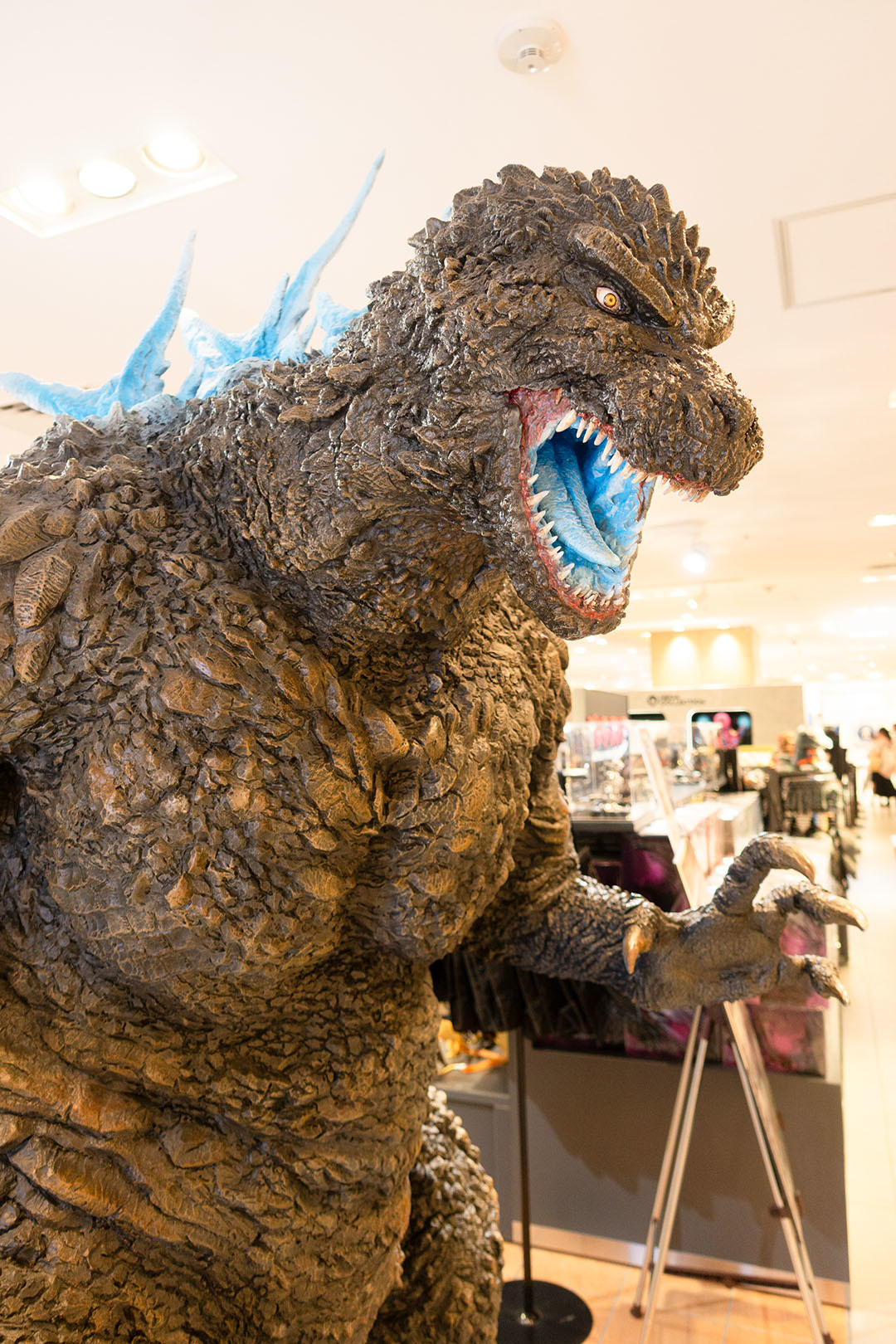 大丸梅田店 いろんな像（ガンダム、マクロス、ゴジラ、悟空、ミャクミャク）_a0003166_21370866.jpg