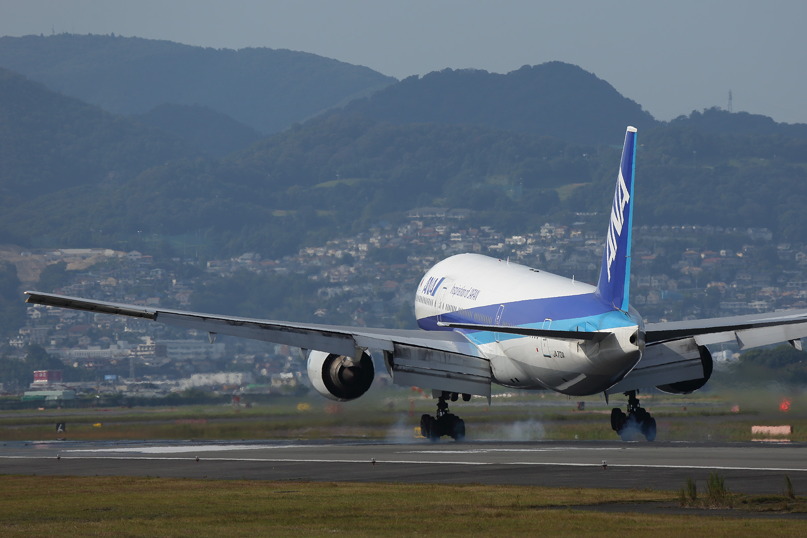 飛行機　（伊丹空港 スカイパーク、千里川）_a0003166_21465313.jpg