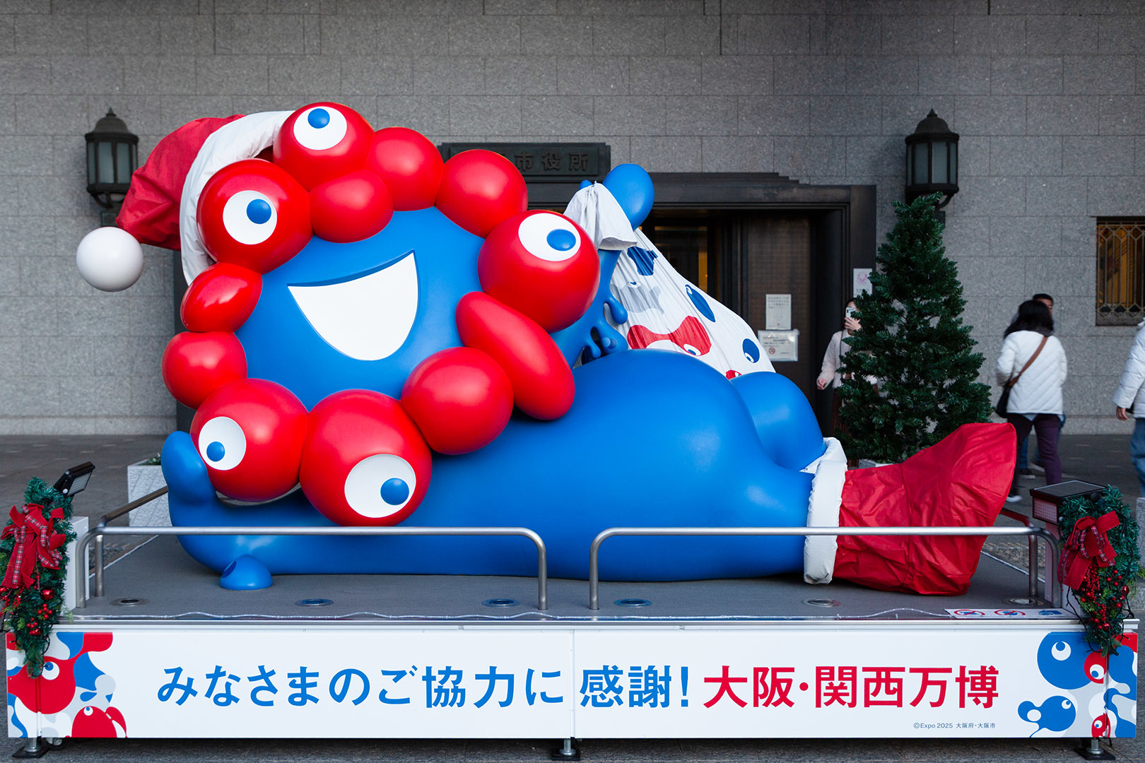 サンタクロースのミャクミャク_a0003166_21555958.jpg