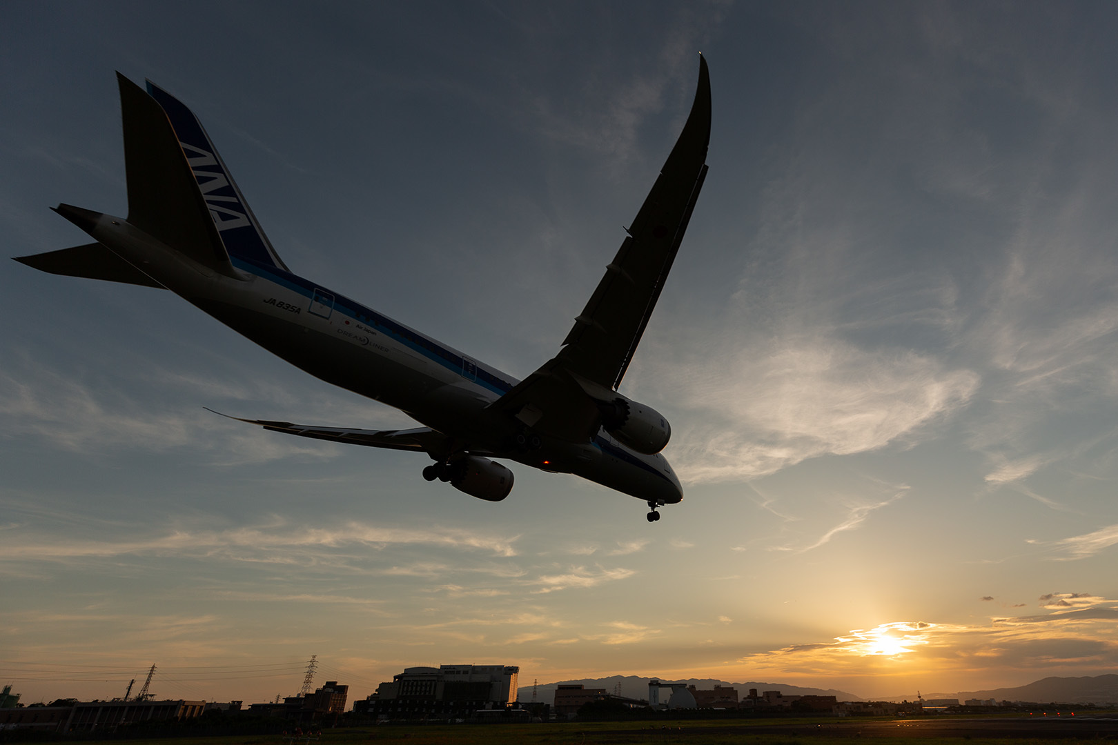 夕焼け　大阪空港_a0003166_22101669.jpg