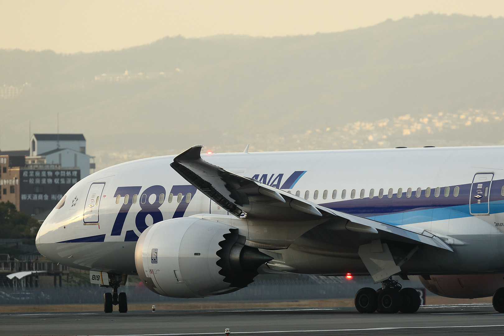 飛行機 （伊丹空港 千里川など Ｂ７８７）_a0003166_22211535.jpg