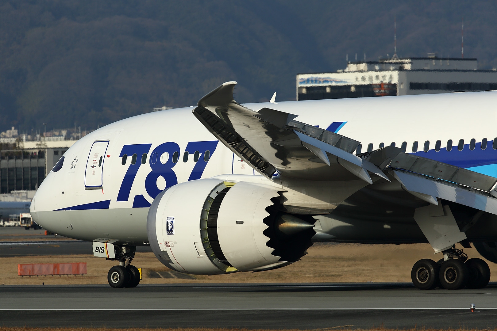 飛行機 （伊丹空港 千里川など Ｂ７８７）_a0003166_22223433.jpg