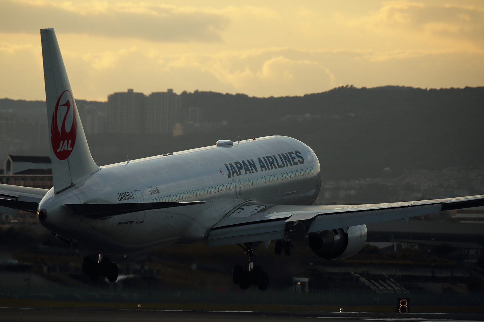 飛行機　夕焼け （伊丹空港 千里川）_a0003166_22251155.jpg