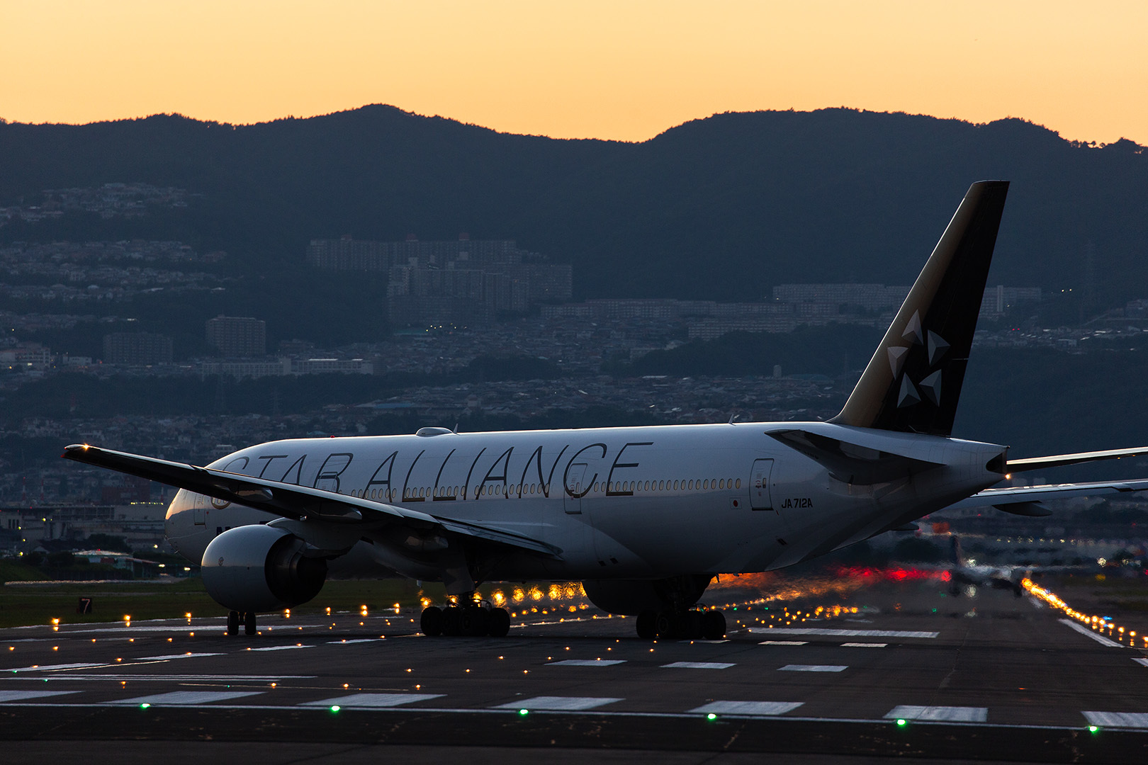 飛行機 夕焼け（伊丹空港 千里川）_a0003166_22275614.jpg