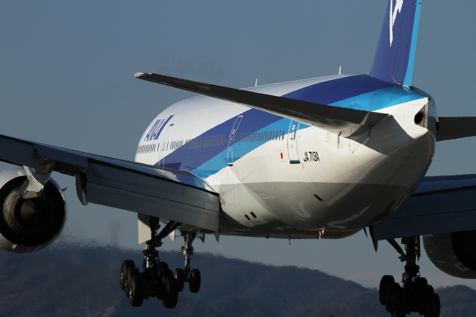 Ｂ７７７、ＣＲＪ　（伊丹空港、千里川）_a0003166_22525430.jpg