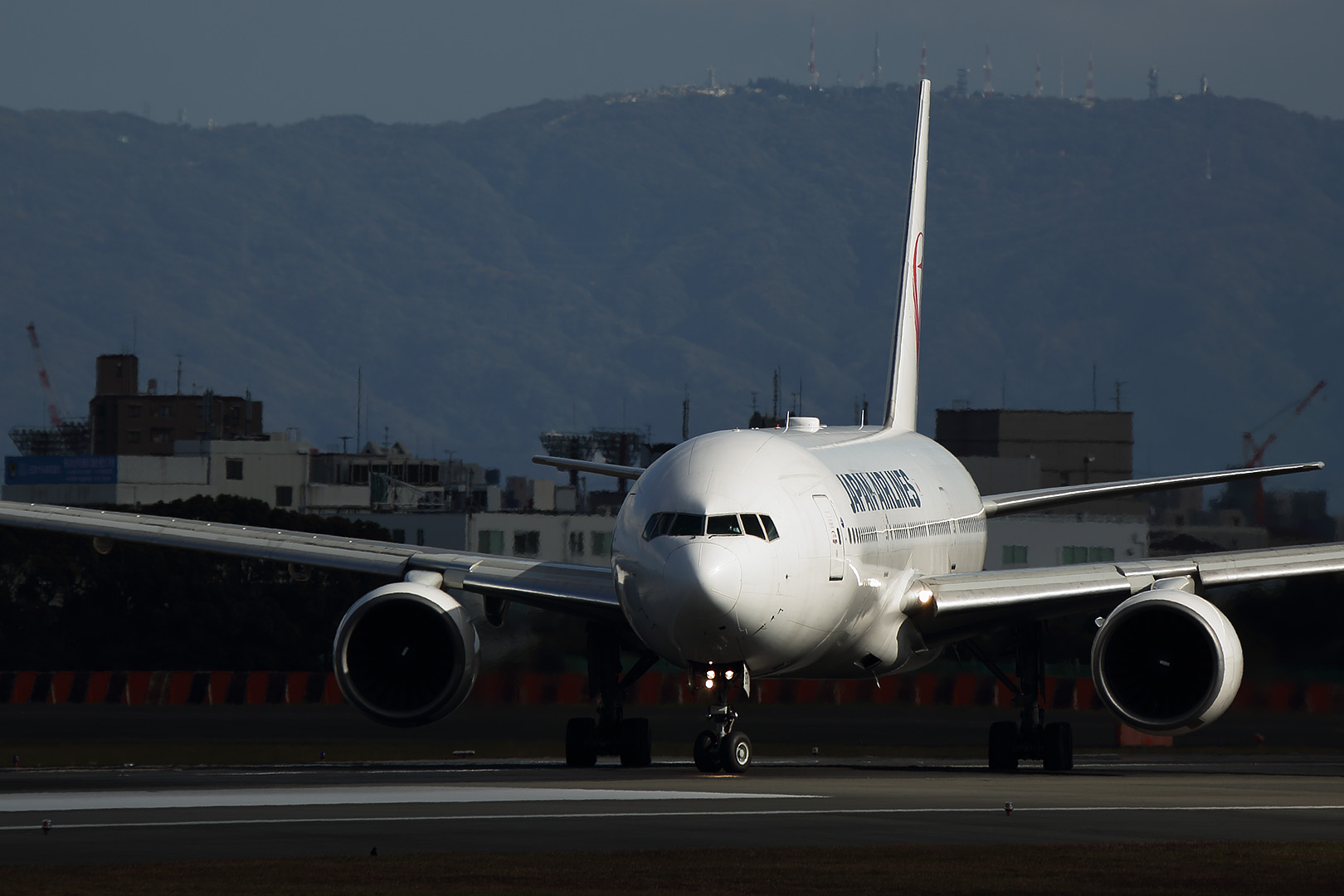 飛行機　晴れ間　（伊丹空港、伊丹スカイパーク）_a0003166_22593934.jpg