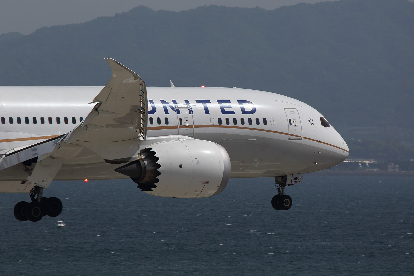 Ｂ７８７　（関空　５／６）_a0003166_2303176.jpg