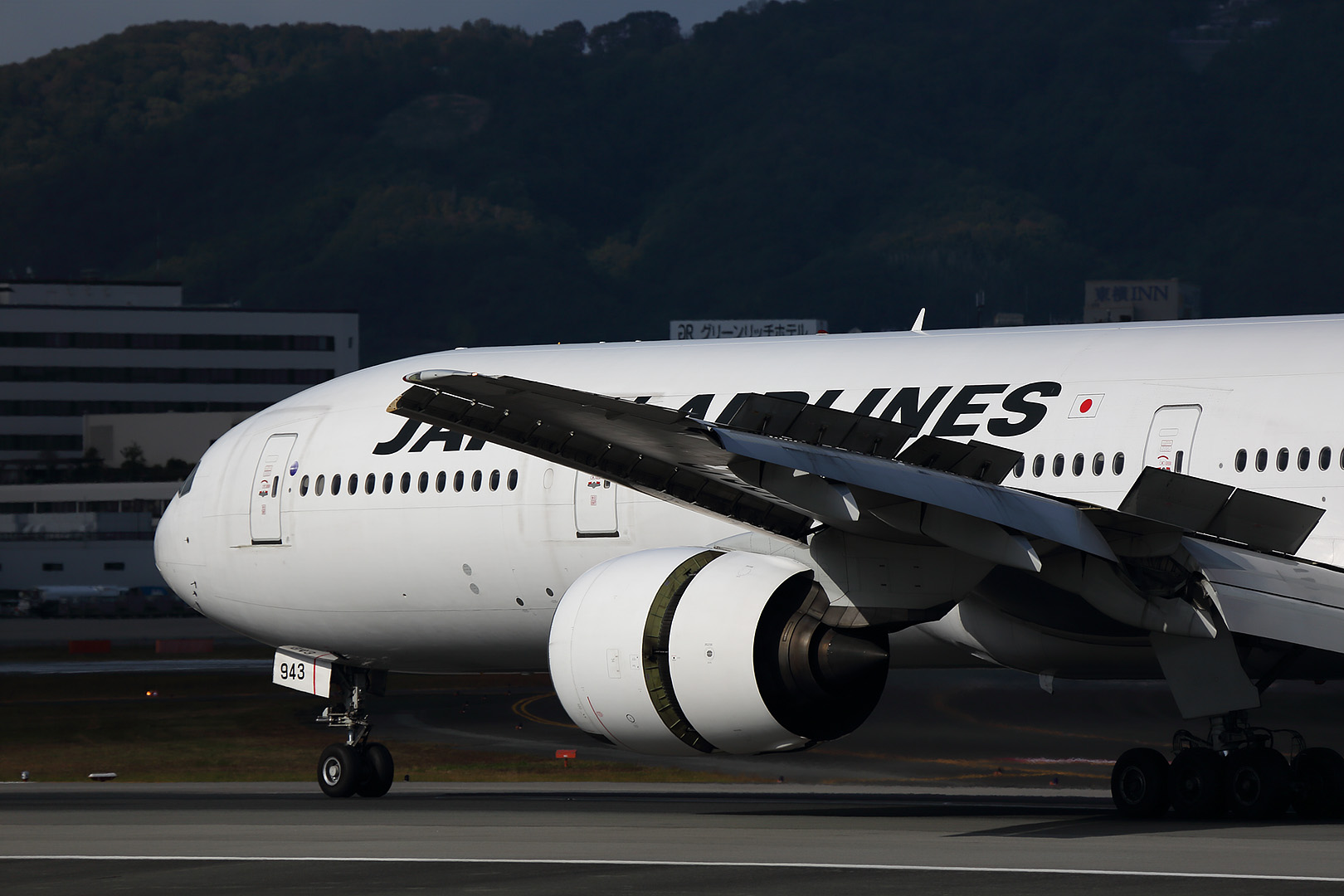 飛行機　晴れ間　（伊丹空港、伊丹スカイパーク）_a0003166_2311746.jpg