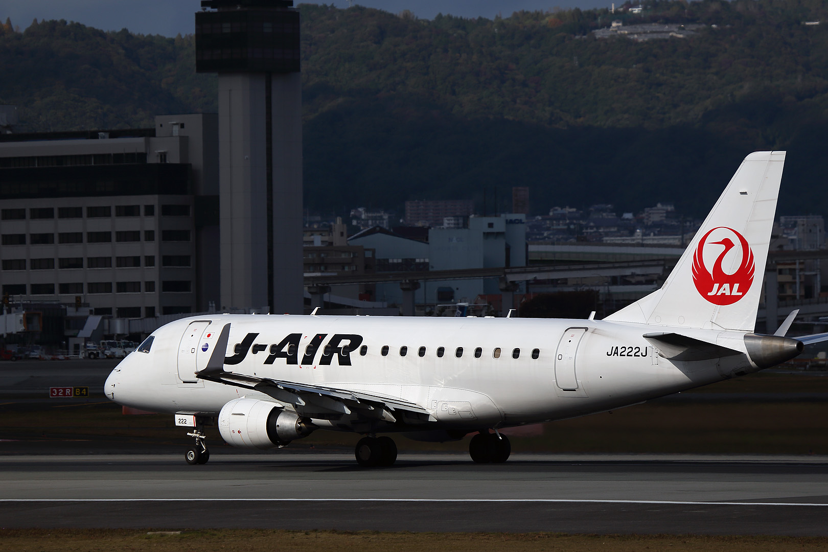 飛行機　晴れ間　（伊丹空港、伊丹スカイパーク）_a0003166_2312049.jpg