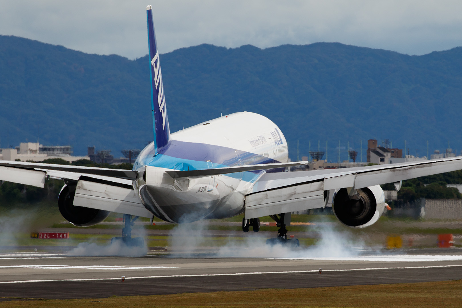 飛行機 （伊丹空港 １４）_a0003166_2314088.jpg