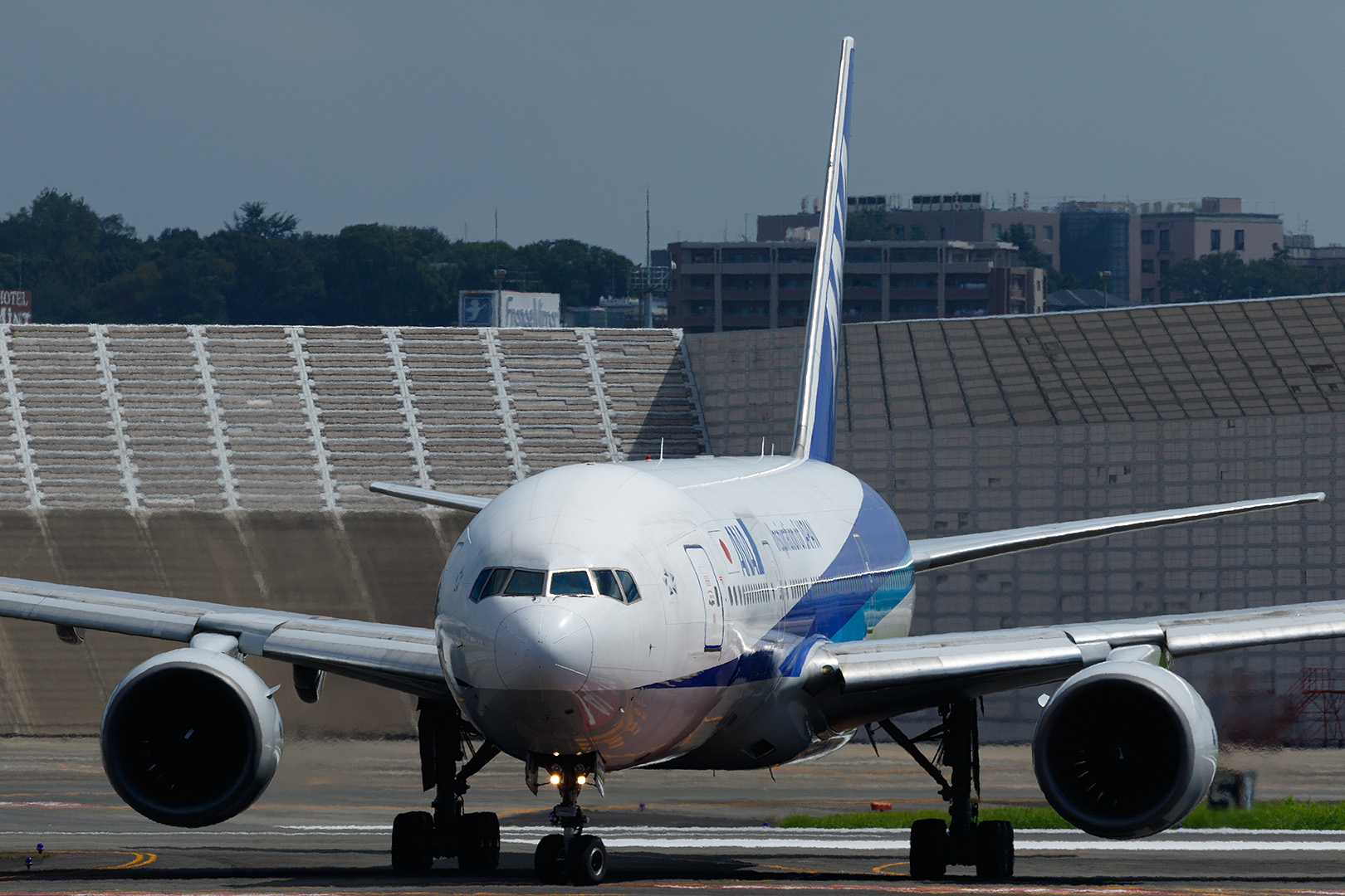 伊丹空港　１４Ｒ＆１４Ｌ　（猪名川土手、エアフロントオアシス下河原）_a0003166_23151339.jpg