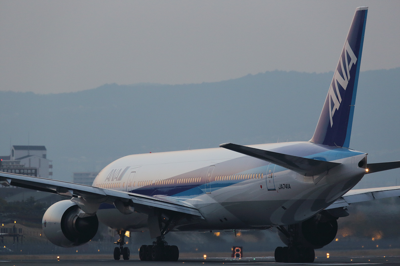 飛行機 （伊丹空港 千里川）_a0003166_23272667.jpg