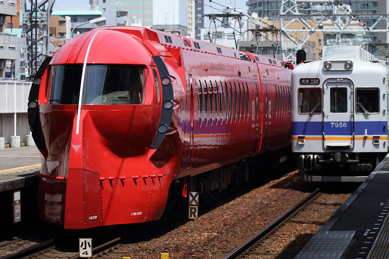 南海電鉄 特急ラピート 青＆赤（ネオ・ジオンバージョン）　（粉浜駅）_a0003166_234154.jpg