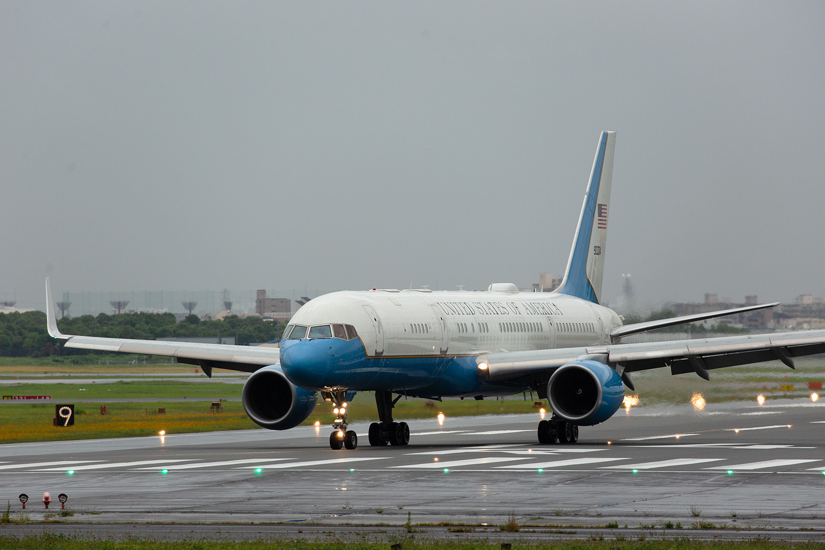 アメリカ空軍 C-32A（伊丹空港 猪名川堤防）_a0003166_23462318.jpg