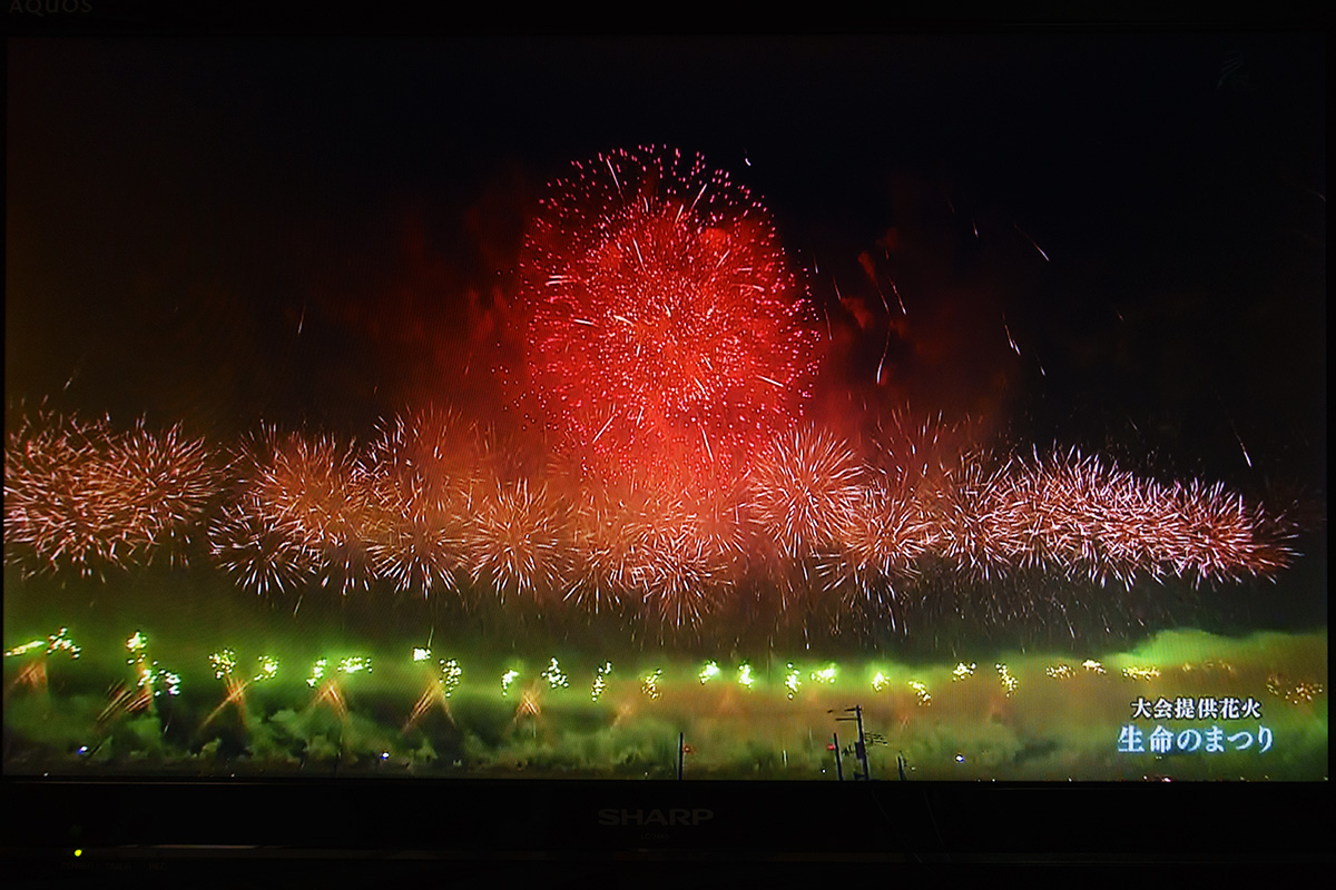 「ＮＨＫ ＢＳプレミアム 秋田大曲・全国花火競技大会2017」 横からのアングルをなくせばもっと良くなる_a0003166_23483754.jpg